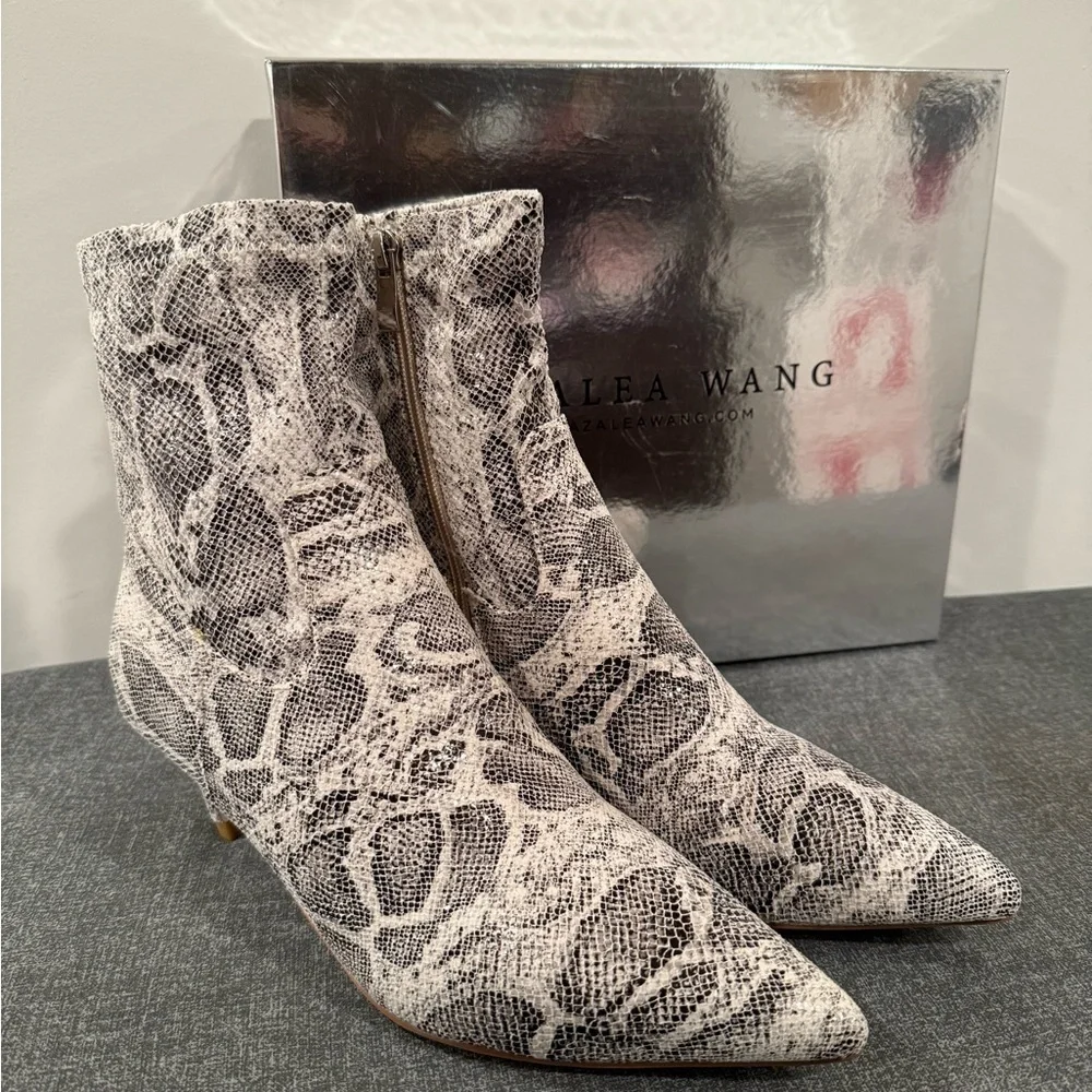 AZALEA WANG Leoncio Snakeskin Embossed mobwife sexy chic  Bootie (Women)/size 8